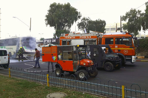 כיבוי אוטובוס בוער בתל השומר