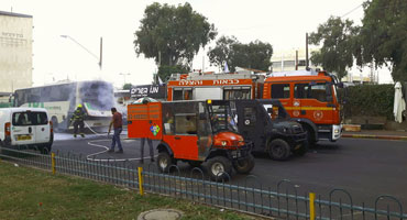 כיבוי אוטובוס בוער בתל השומר